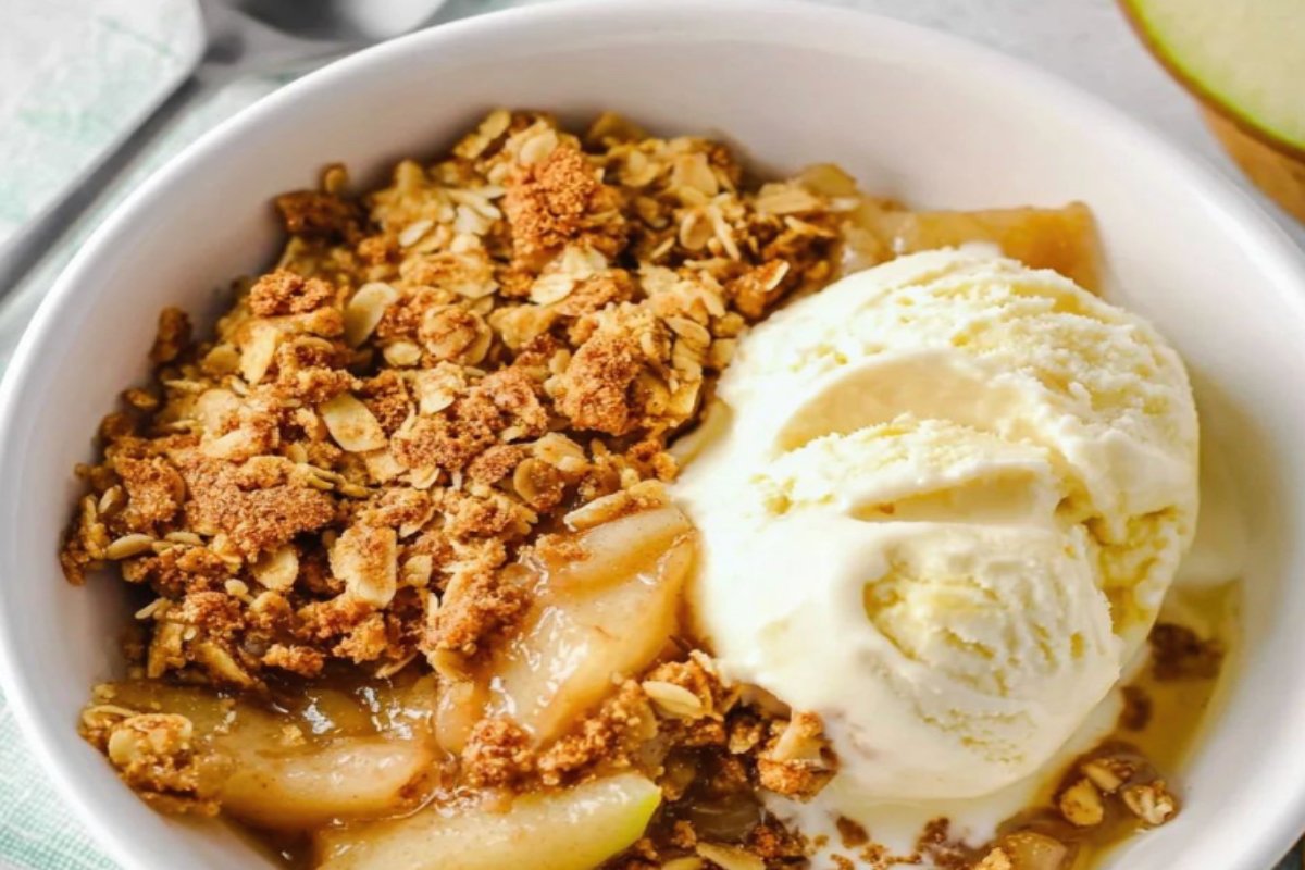 Συνταγή: Ζεστό crumble μήλου με καρύδια – Το γλυκό του χειμώνα που μυρίζει… θαλπωρή!