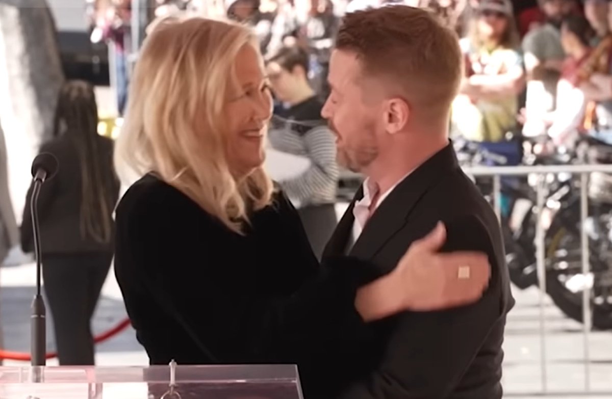 Μόνος στο σπίτι: Η συγκινητική συνάντηση του Macaulay Culkin με την τηλεοπτική του μητέρα Catherine O’ Hara 33 χρόνια μετά