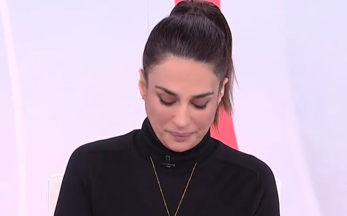 Αλεξάνδρα Δουβαρά: Με λυγμούς στον αέρα της ΕΡΤ ανακοινώνοντας το θάνατο του σκηνοθέτη της