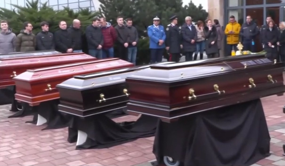 ΠΑΟΚ: Επαναπατρίζονται οι σοροί των επτά φιλάθλων – Σε παράταξη τα φέρετρα των θυμάτων – Συγκλονιστικές εικόνες