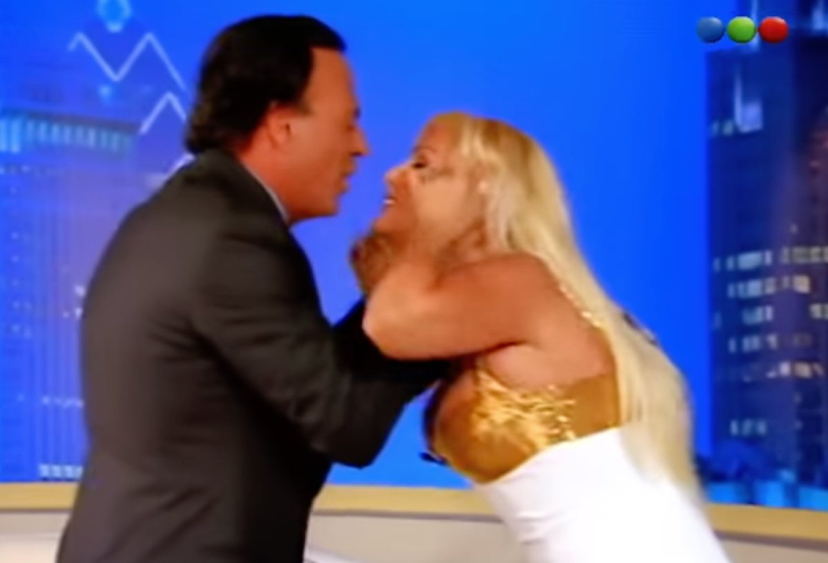 Χούλιο Ιγκλέσιας: Το βίντεο από το παρελθόν που προκαλεί αντιδράσεις – Φιλί με το ζόρι σε live εκπομπή