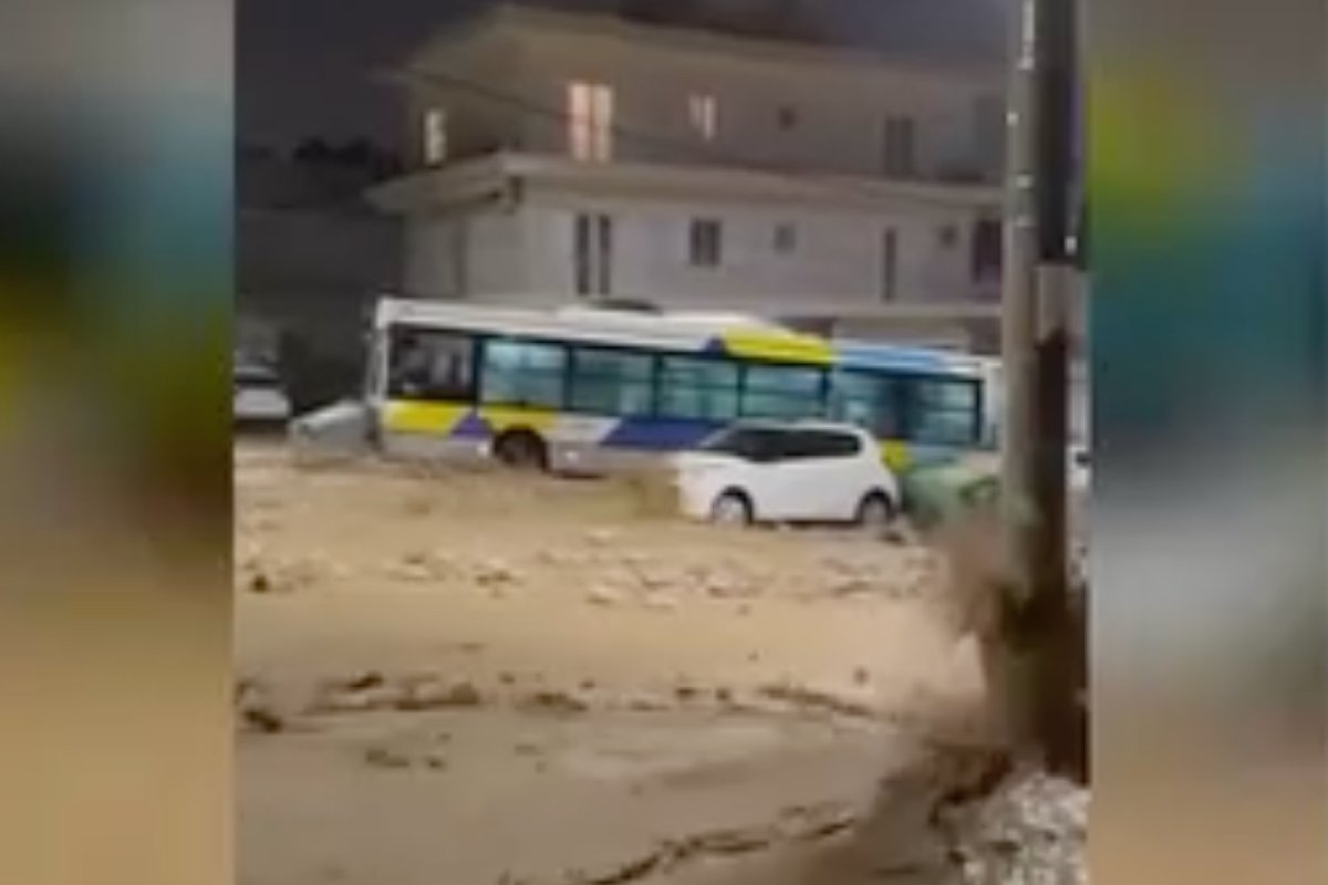 Νεκρή γυναίκα στην Άνω Γλυφάδα από τα ορμητικά νερά της κακοκαιρίας – Εγκλωβίστηκε κάτω από αυτοκίνητο