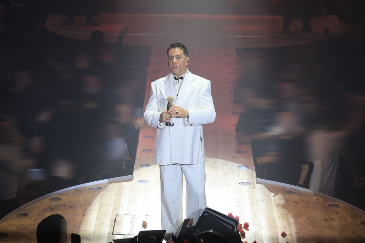 Γιώργος Μαζωνάκης: «Θα σε γ@@σω μετά» – Οι χειρονομίες και τα «γαλλικά» επί σκηνής