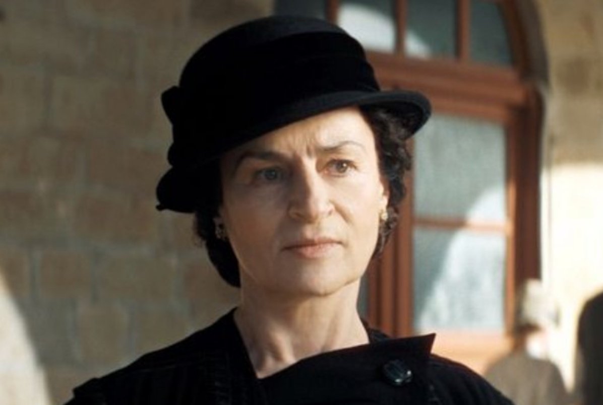 Η Μεγάλη Χίμαιρα «μάγεψε» στην πρεμιέρα – Ύμνοι στην Καραμπέτη – «Να διδάσκεται στις σχολές»