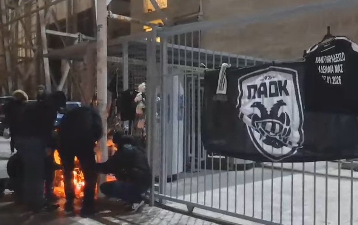 Στην Τούμπα οι παίκτες του ΠΑΟΚ, άφησαν λουλούδια στα θύματα της τραγωδίας – Η αντίδραση του Λουτσέσκου