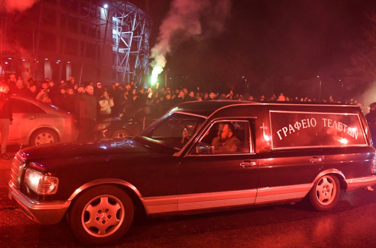 ΠΑΟΚ: Η διαδρομή της οδύνης – Με κορναρίσματα και δάκρυα, τα «αετόπουλα» γύρισαν στην Τούμπα