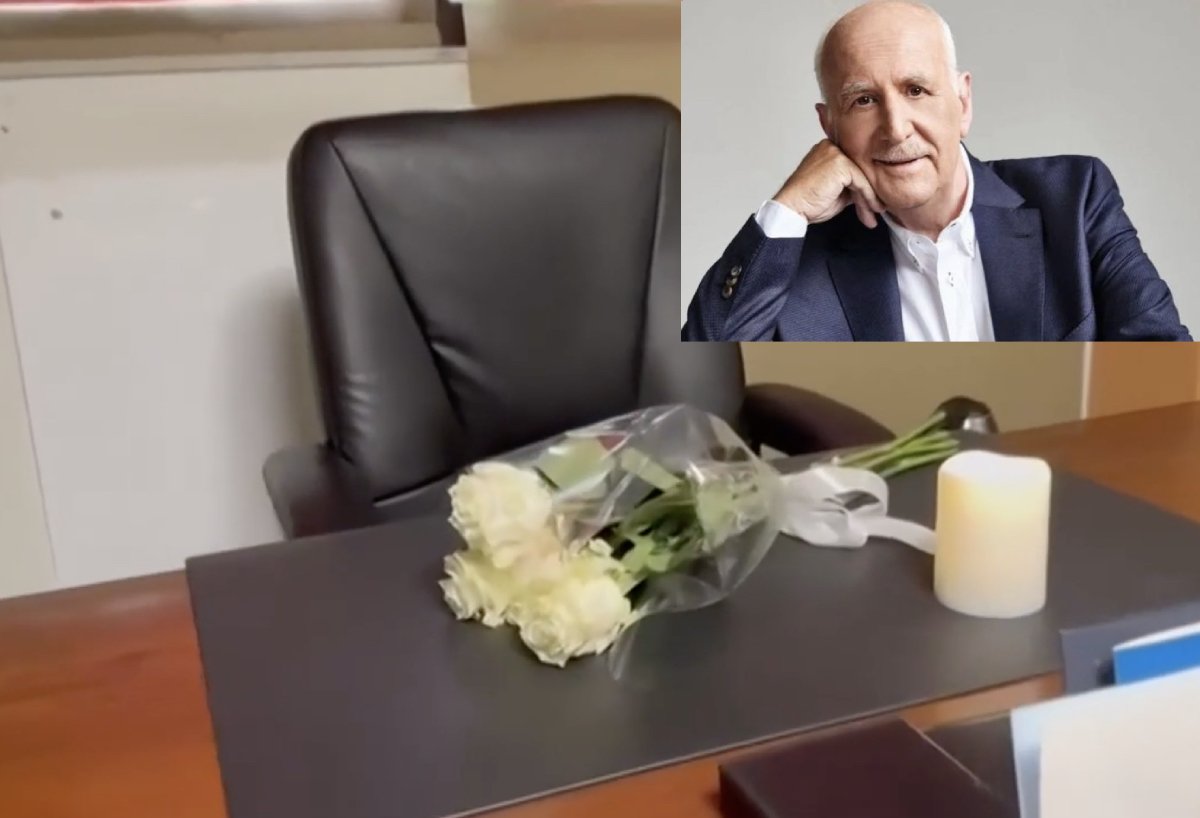 Γιώργος Παπαδάκης: Λευκά τριαντάφυλλα και ένα αναμμένο κερί στο γραφείο του στον ΑΝΤ1
