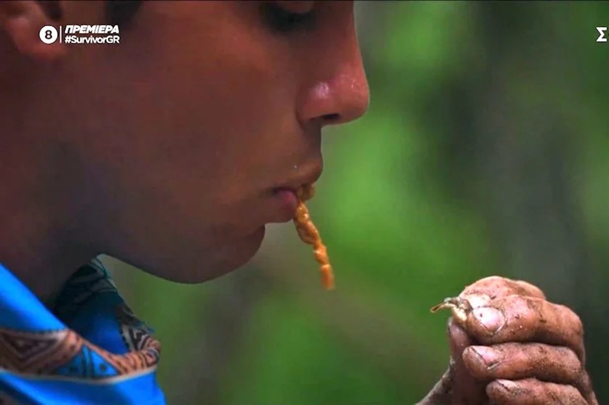 Survivor: Ο ωμοφάγος του TikTok ξαναχτύπησε! Έφαγε «αστακοκαβουρογαριδοκόχυλο» στην παραλία