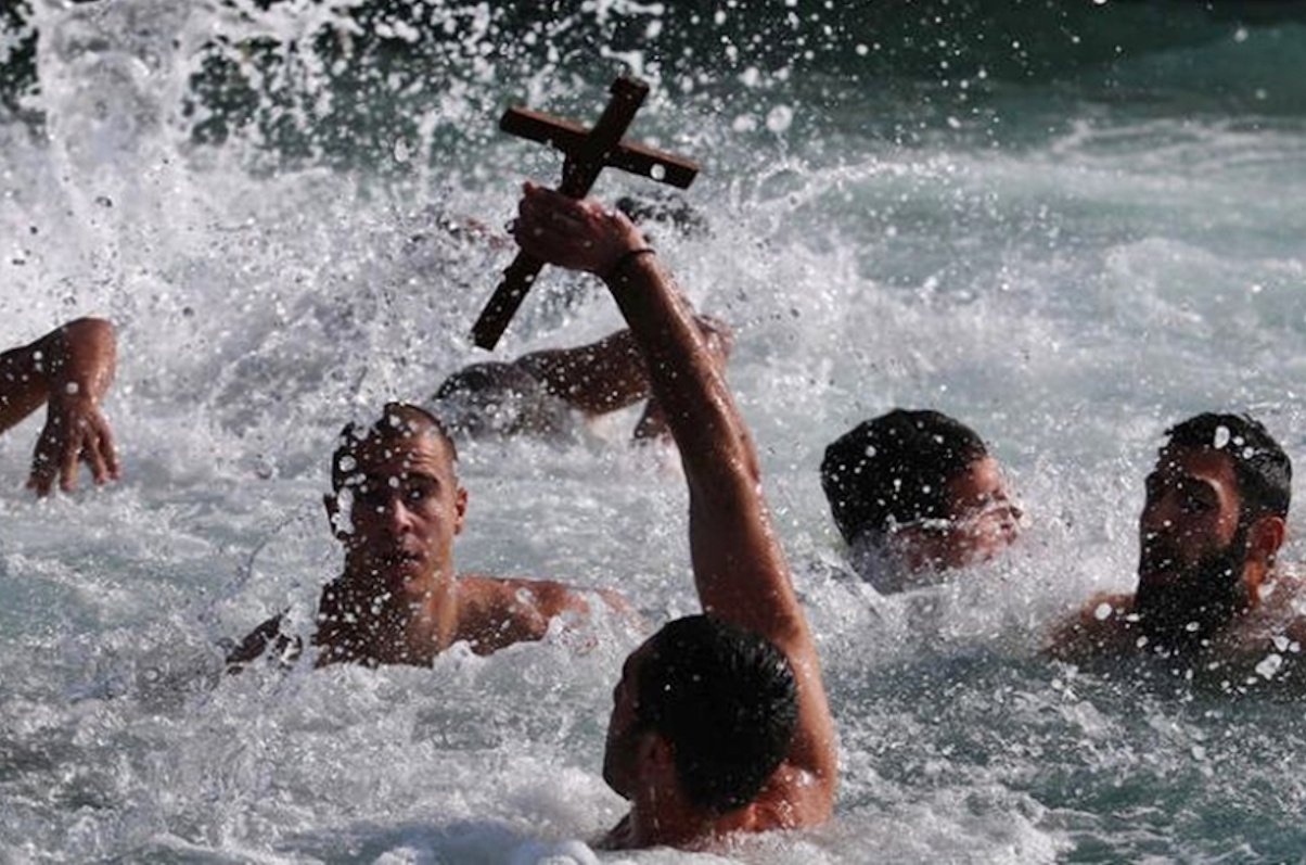 Τα Θεοφάνια στην ελληνική παράδοση: Τι συμβολίζει ο σταυρός και ο αγιασμός