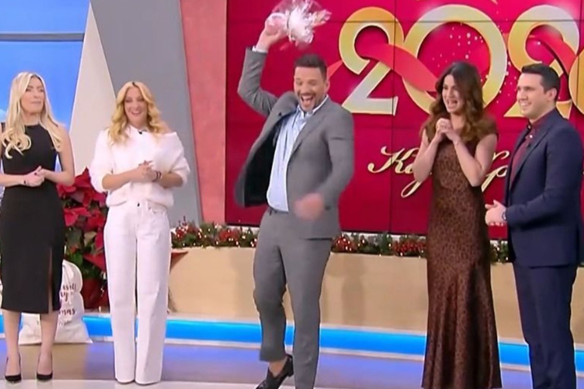 Κώστας Τσουρός: Έσπασε το ρόδι στην εκπομπή του!