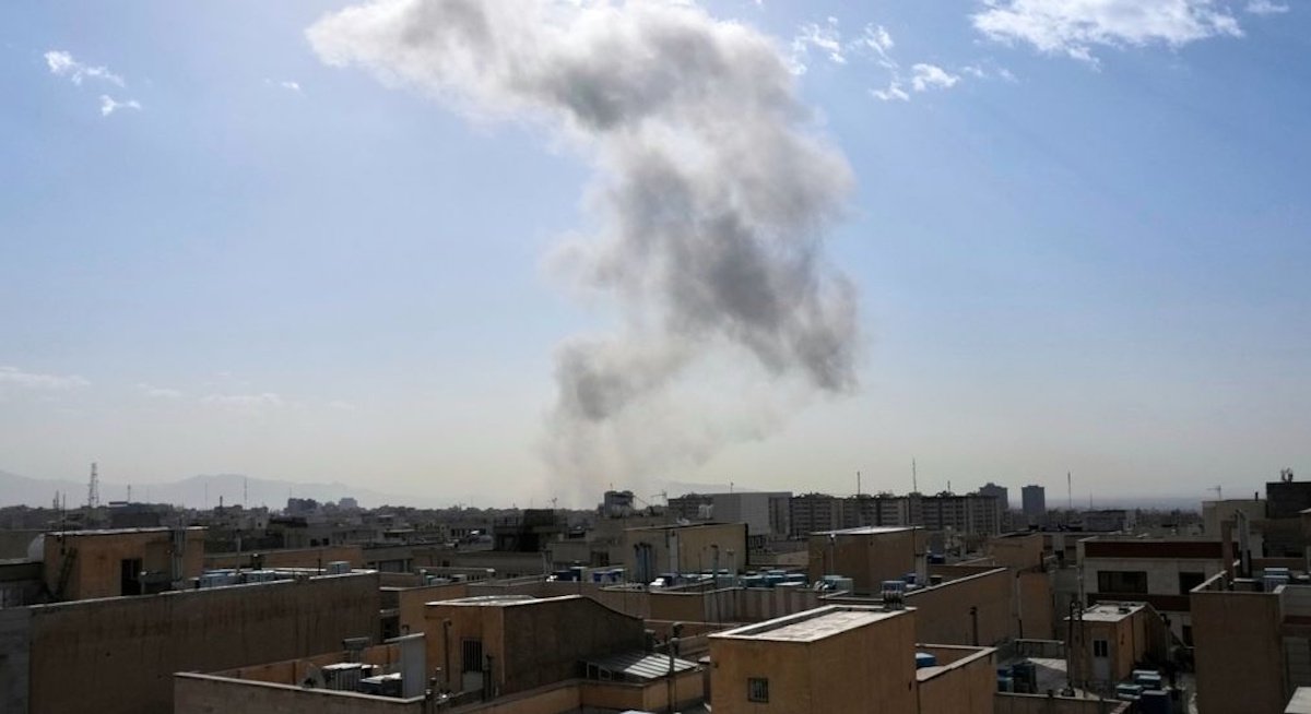 Η πρεσβεία της Ελλάδας στο Ισραήλ καλεί τους Έλληνες πολίτες: «Παραμείνετε σε ασφαλή σημεία, πλησίον καταφυγίου»