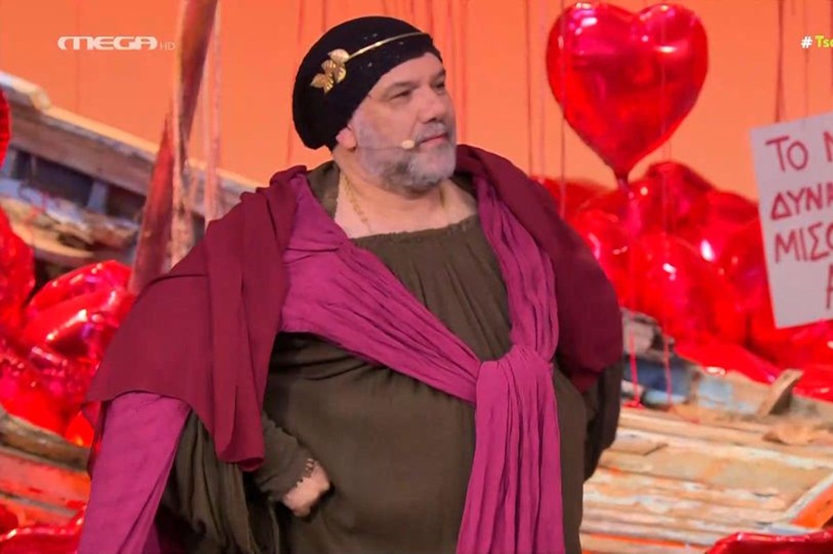 Ο Αρναούτογλου πήγε ντυμένος Πυθία στο Τσαντίρι και.. όχι δεν κάνουν πουλάκια τα μάτια σου!