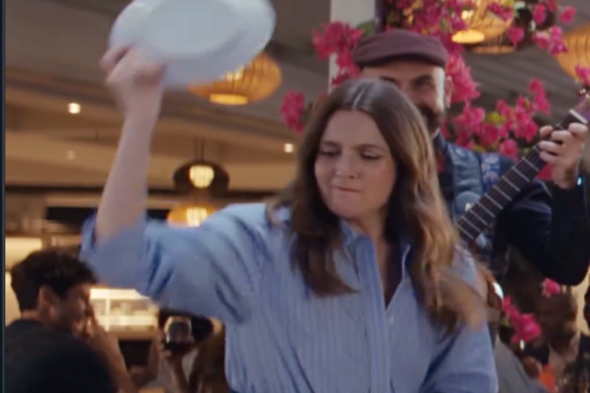 Ντρού Μπάριμορ: Το «έριξε» στο ελληνικό γλέντι – Σπάει πιάτα και φωνάζει «ώπα!»