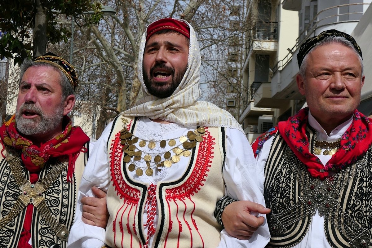 Καθαρά Δευτέρα: Από τον βλάχικο γάμο στη Θήβα μέχρι το αλευρομουτζούρωμα στο Γαλαξίδι – Τα έθιμα της ημέρας