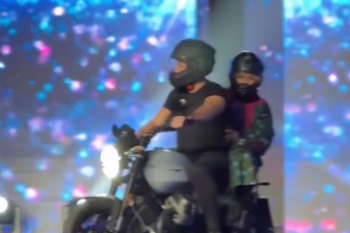 J2US: Απίθανο σκηνικό – Η Βίκυ Σταυρόπουλου μπούκαρε με μηχανή και Γεωργούλη στο πλατό!