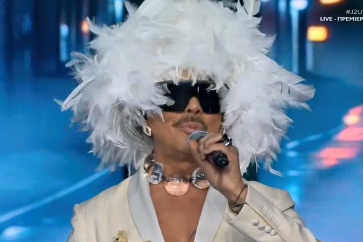 J2US: Ο φτερωτός θεός Λάκης Γαβαλάς ταρακούνησε το πλατό – «Πατάς και τις νότες τελικά!»