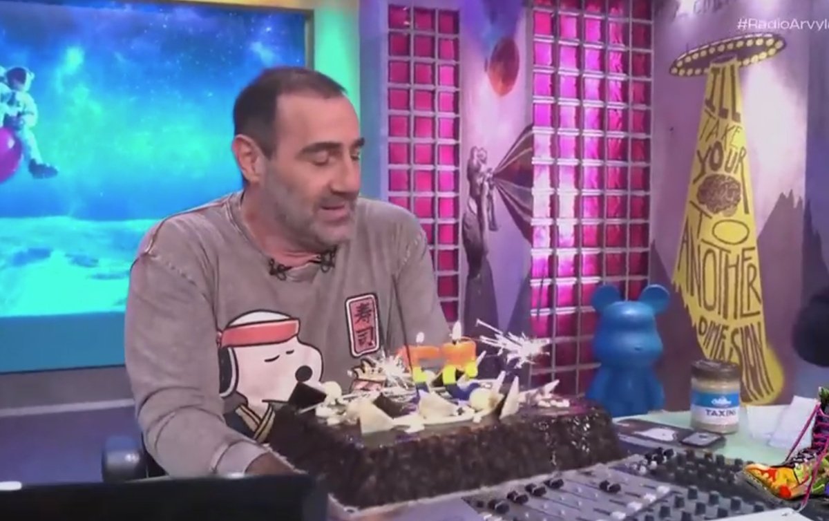 Ράδιο Αρβύλα: Γενέθλια on air και τούρτα έκπληξη για τον Αντώνη Κανάκη!