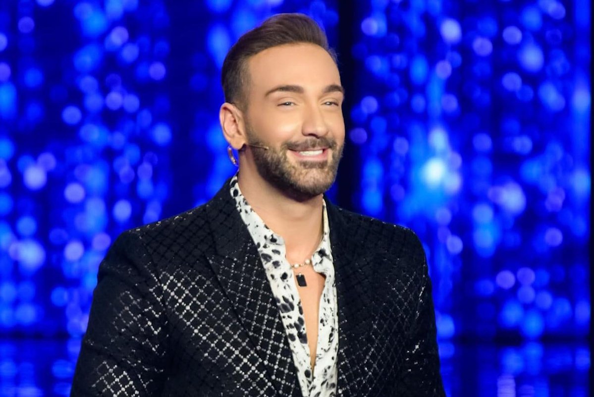 Νίκος Κοκλώνης: Backstage στιγμιότυπα από την εμφάνισή του στην εκπομπή «Στην Αγκαλιά του Φάνη»