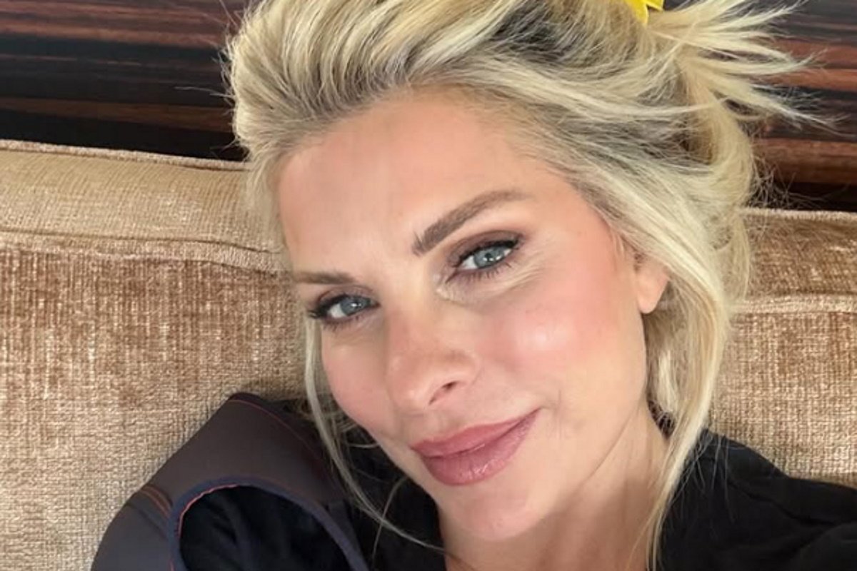 Ελένη Μενεγάκη: Εμφανίστηκε με νάρθηκα στο χέρι και ανησύχησε τους followers της – Τι απάντησε στα σχόλια;