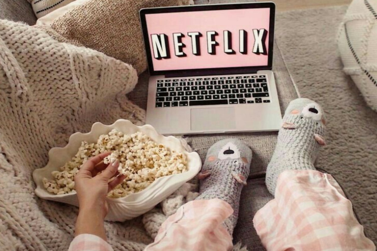 Netflix: Οι νέες ταινίες που προστίθενται τον Φεβρουάριο για «cozy» βραδιές στον καναπέ