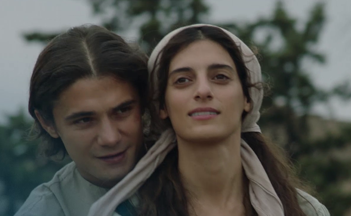 Οι Αθώοι: Το χωριό που χτίστηκε από το μηδέν και τα 1.000 κοστούμια που «έντυσαν» μια ολόκληρη εποχή