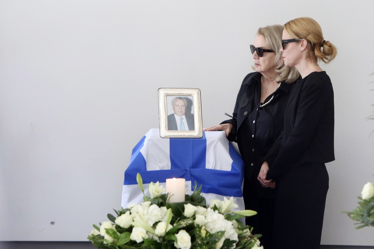 Λένα Παπαληγούρα: Συντετριμμένη στην κηδεία του πατέρας της