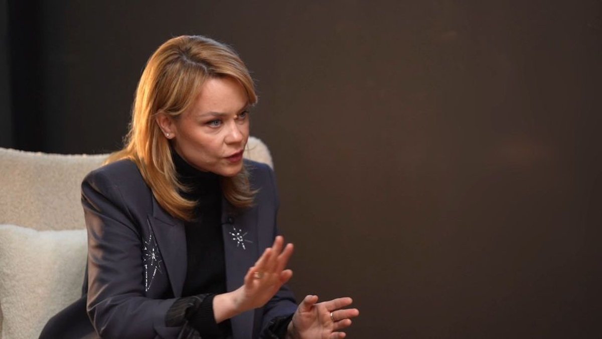 Λένα Παπαληγούρα: «Νιώθω περισσότερες ενοχές όταν είμαι στο σπίτι και δεν μπορώ να αφοσιωθώ στα παιδιά μου, παρά όταν λείπω»