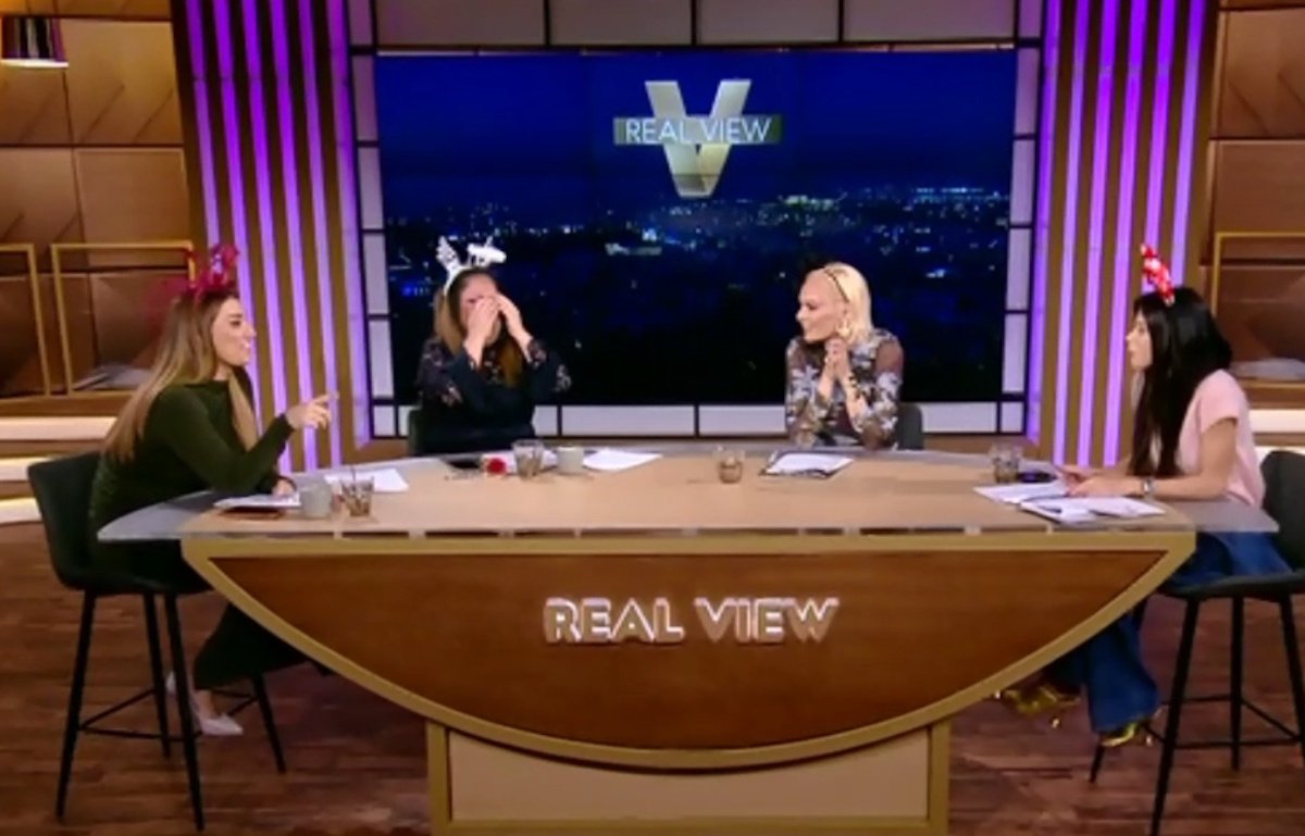 Έσκασαν στα γέλια στο Real View για τη «μάχη» του αποκλειστικού: «Δεν πιστεύω ότι εκεί πάνω χαιρετούσε ο Μπραντ Πιτ – O Λιάγκας έλεγε…»