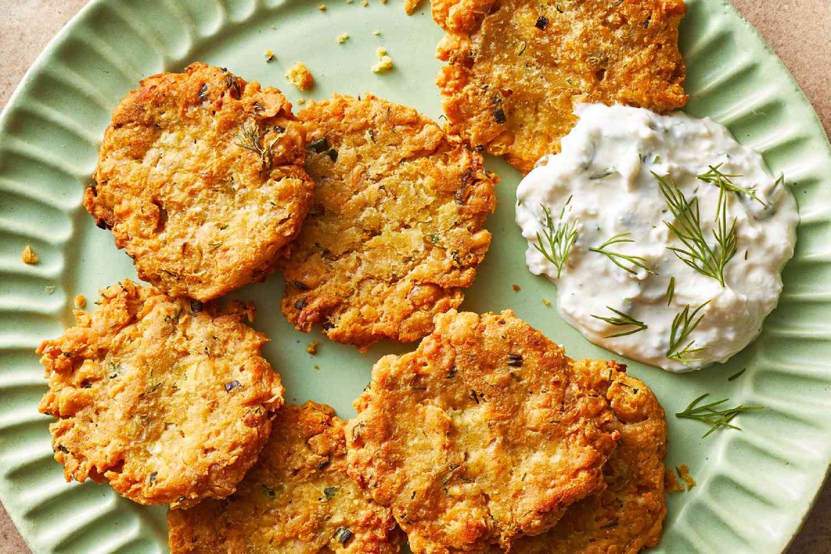 Νηστίσιμη συνταγή: Ρεβυθοκεφτέδες φούρνου με ταχινόσαλτσα