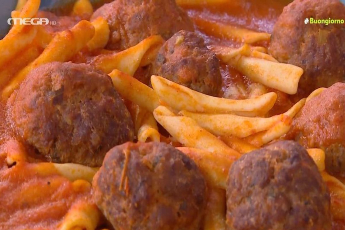 Συνταγή: Αρνίσια κεφτεδάκια κοκκινιστά με σκιουφιχτά που μυρίζουν… ελληνικό σπίτι