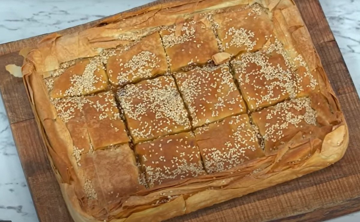 Συνταγή: Πιπερόπιτα από τον Άκη Πετρετζίκη για να γλείφεις τα δάχτυλά σου