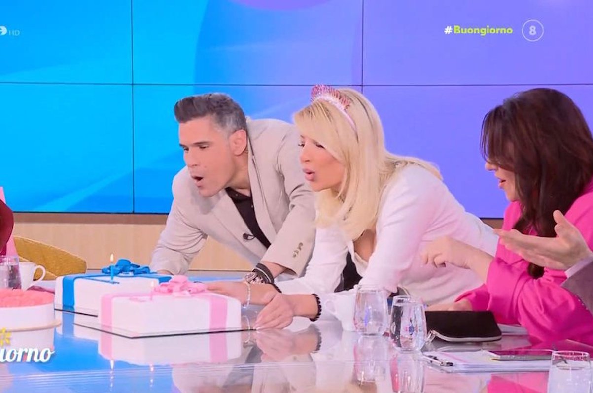 Φαίη Σκορδά: Δυο – δυο οι τούρτες στο πλατό – Έσβησε κεράκια μαζί με τον Ουγγαρέζο!