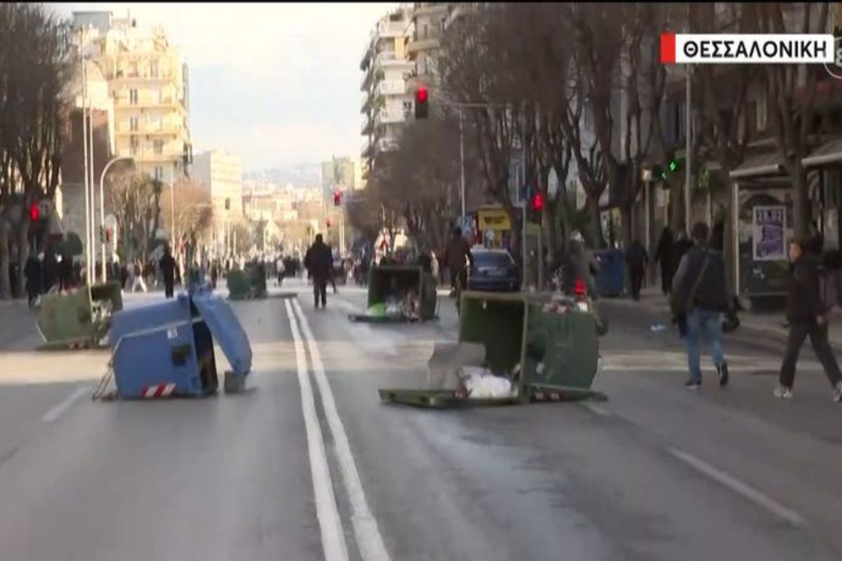 Θεσσαλονίκη – Τέμπη: Επεισόδια μετά τη συγκέντρωση, μολότοφ και χημικά στο κέντρο της πόλης