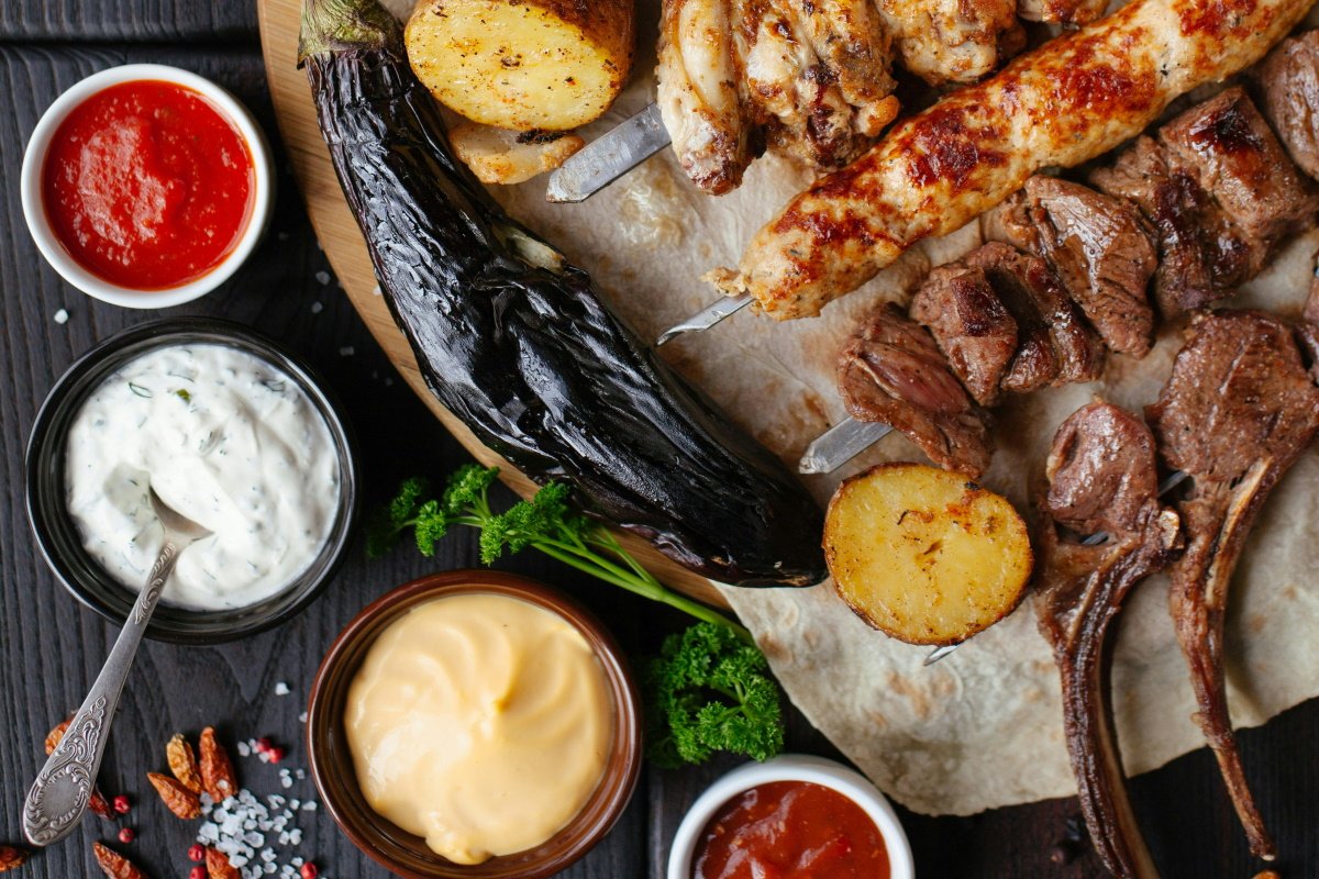 Τσικνοπέμπτη: Αυτές είναι οι 3 σάλτσες που θα απογειώσουν τα κρεατικά στο ψήσιμο