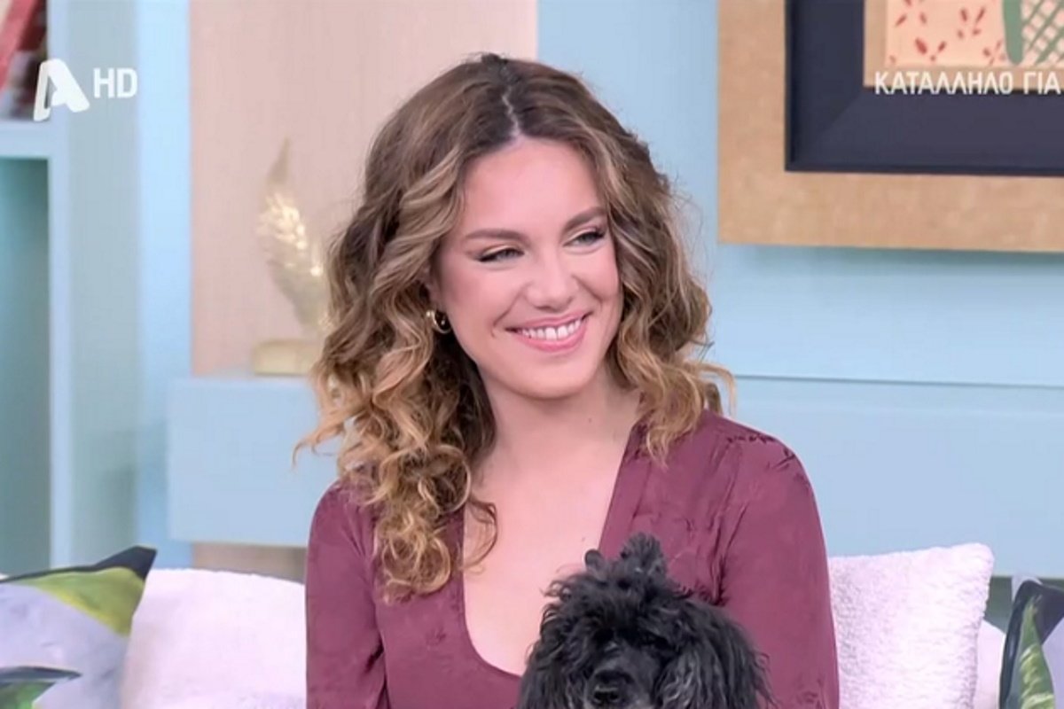 Ευγενία Ξυγκόρου: «Δεν σιδερώνω – Για να φορέσω το φόρεμα, έκανα μπάνιο, το έβαλα στους υδρατμούς και μετά πιστολάκι»
