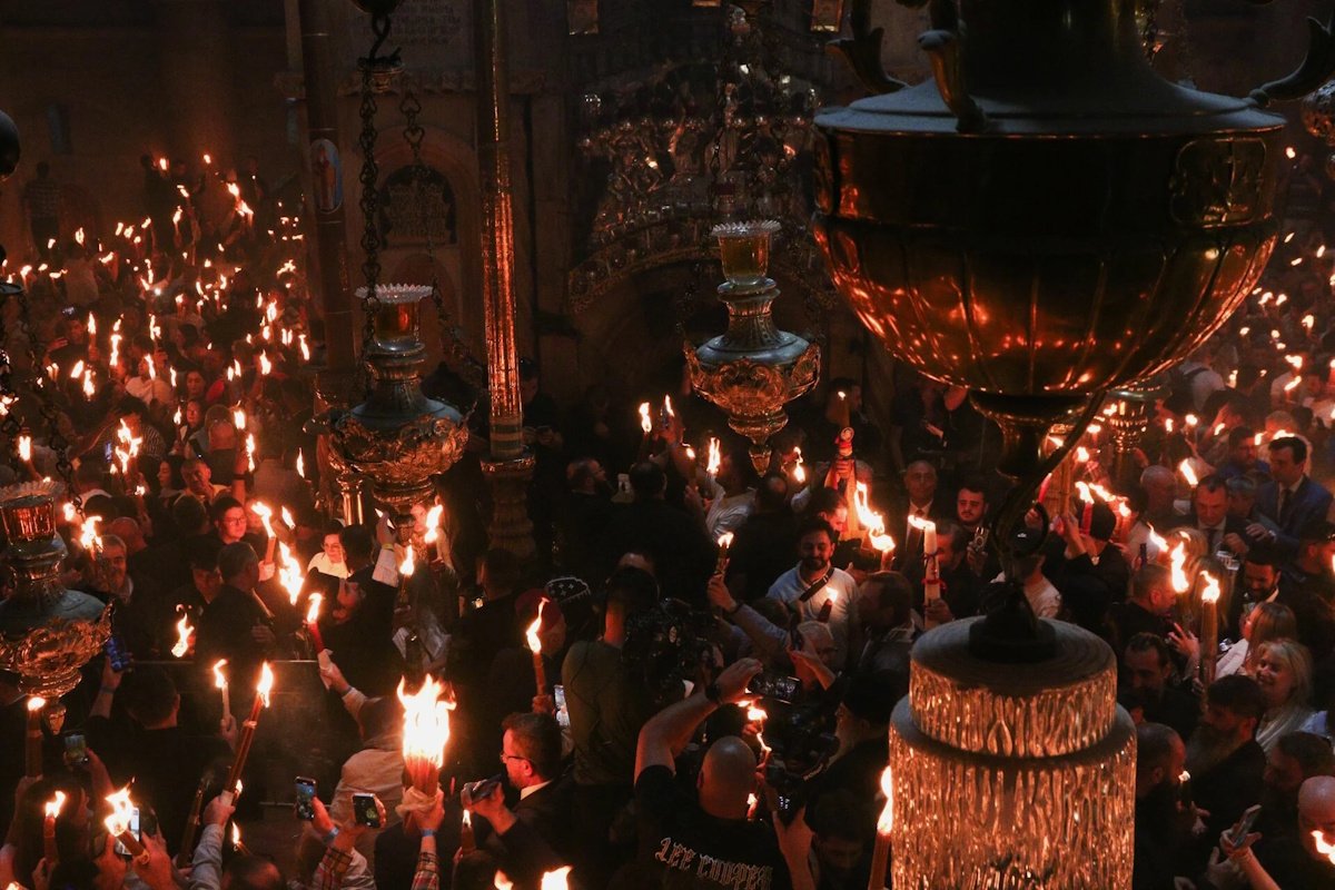 Αγωνία για το Άγιο Φως – Ποια σενάρια εξετάζονται για να φτάσει στην Ελλάδα