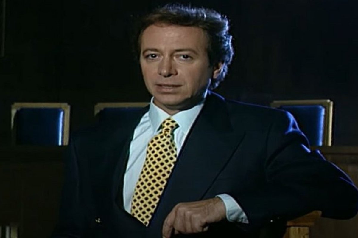 Ανατομία ενός εγκλήματος: Το true crime με τη φωνή του Γρηγόρη Βαλτινού που μας έκανε να κοιμόμαστε με το… φως ανοιχτό