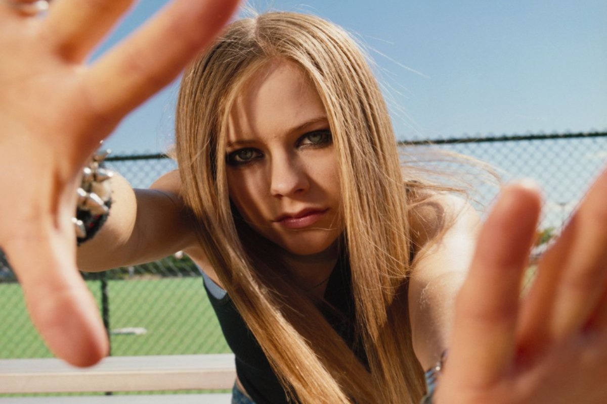 Νοσταλγία: Η Avril Lavigne, τα sneakers, οι γραβάτες και το κορίτσι που άλλαξε τα 00s