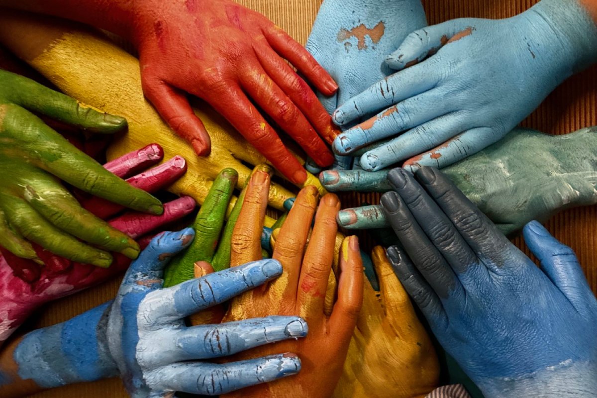 Τι λέει το αγαπημένο σου χρώμα για εσένα; Οι 3 αποχρώσεις που συνδέονται με υψηλό EQ
