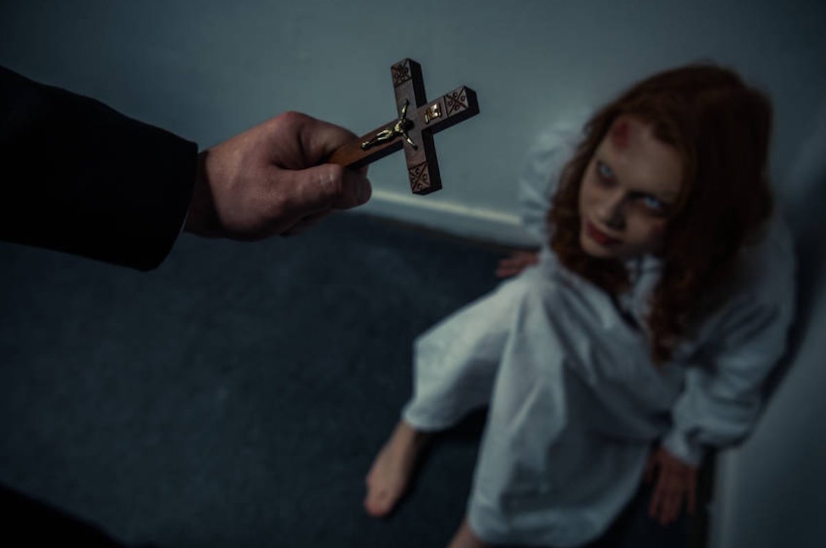 Εξορκιστές το 2026: Η «σχολή» που εκπαιδεύει ιερείς για… δαιμονικές εισβολές!