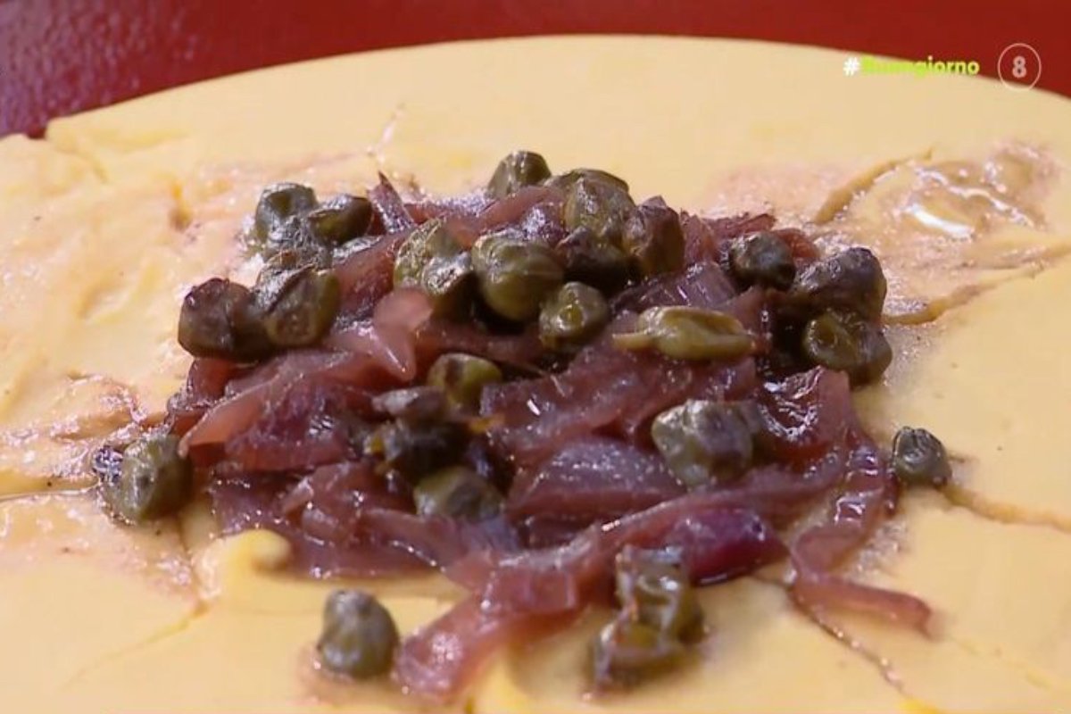 Συνταγή: Φάβα με καραμελωμένα κρεμμύδια που θα σε κάνει να γλείφεις τα δάχτυλά σου!