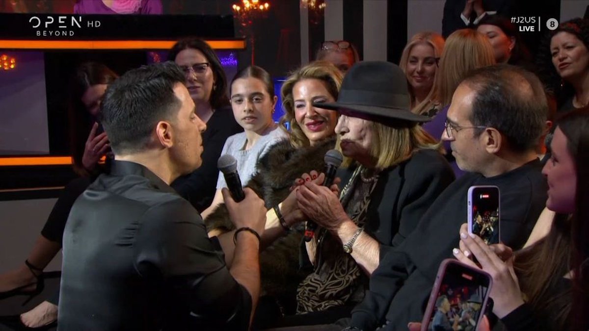 J2US: Ανεπανάληπτη στιγμή με τον Θοδωρή Φέρρη να τραγουδά live μαζί με τη μητέρα του – «Θα σου ζητάνε αυτόγραφα»