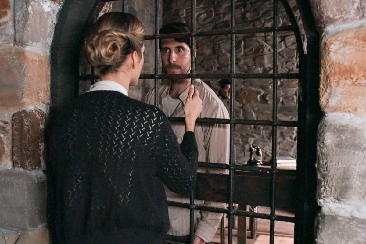 Grand Hotel 4/3: Ο Ρήγας απειλεί την Κυβέλη ότι θα αποκαλύψει τη σχέση τους στα παιδιά της