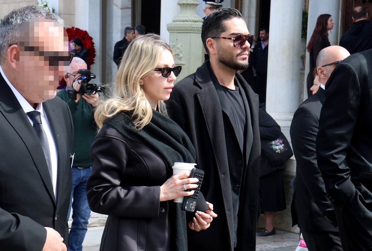 Γαρυφαλλιά Καληφώνη: Πήγε με καφέ στο χέρι στην κηδεία της Μαρινέλλας – Αντιδράσεις στο διαδίκτυο