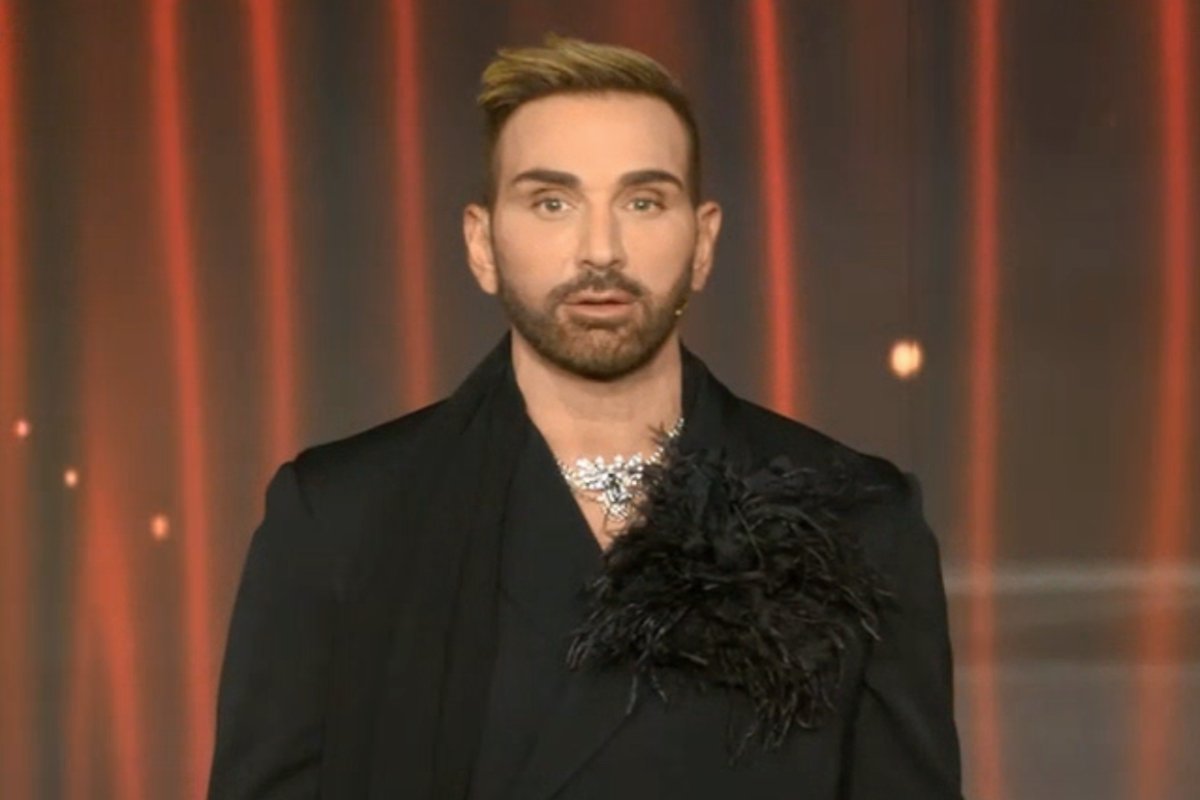 J2US: Συγκινητική έναρξη από τον Νίκο Κοκλώνη με αναφορά στη Μαρινέλλα