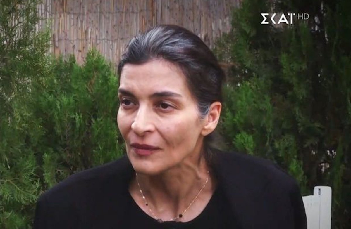 Αντιγόνη Κουλουκάκου: «Αισθάνομαι πολύ όμορφη με τα άσπρα μου μαλλιά»