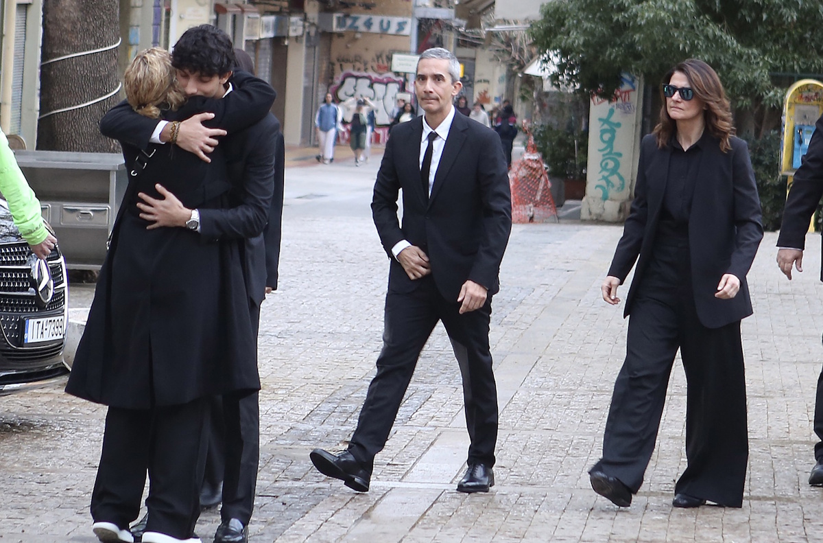 Μαρινέλλα: Δύσκολες στιγμές για την κόρη και τον εγγονό της στο ύστατο χαίρε