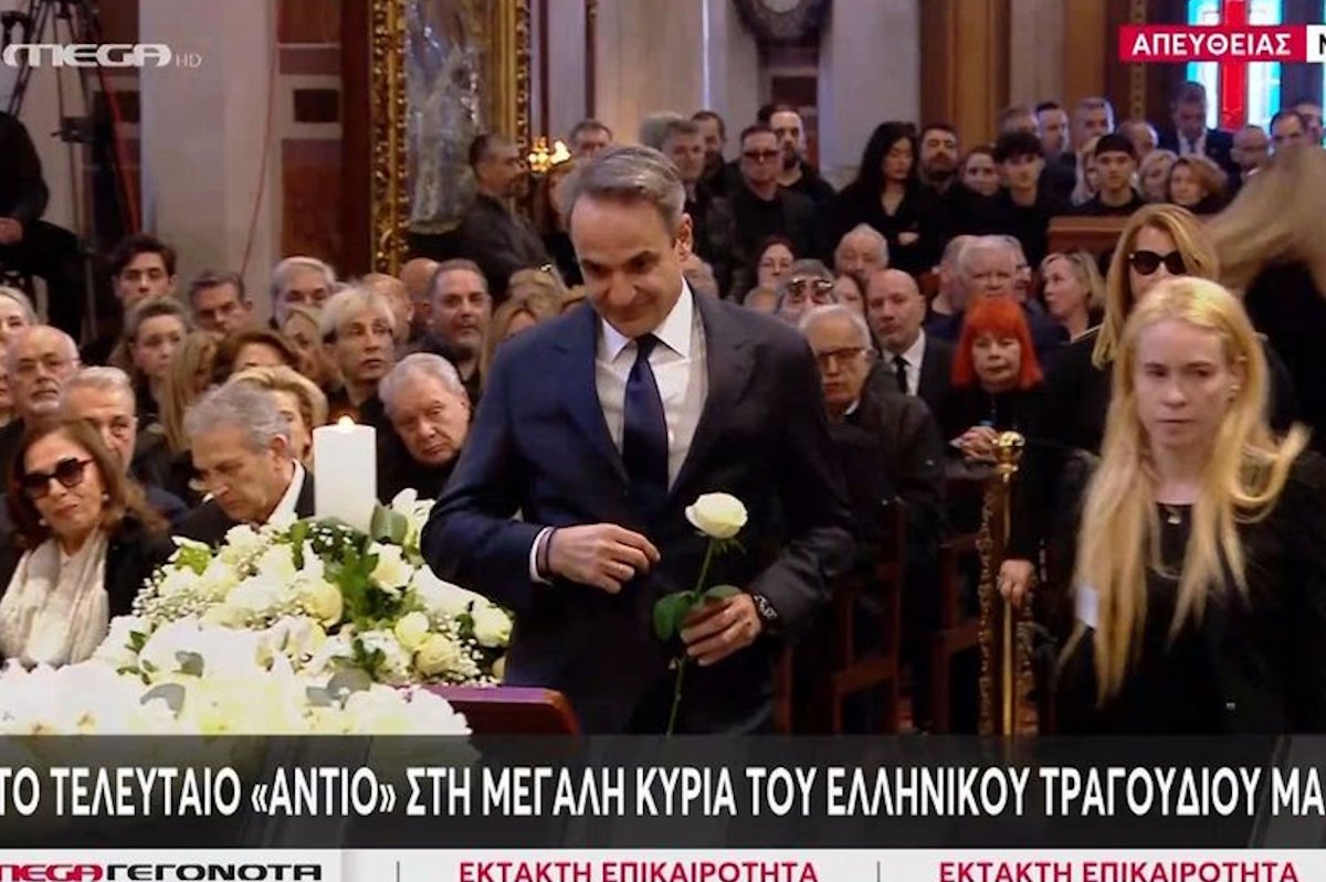 Ο Κυριάκος Μητσοτάκης στη Μητρόπολη για τη Μαρινέλλα – Με λευκό τριαντάφυλλο το «αντίο»