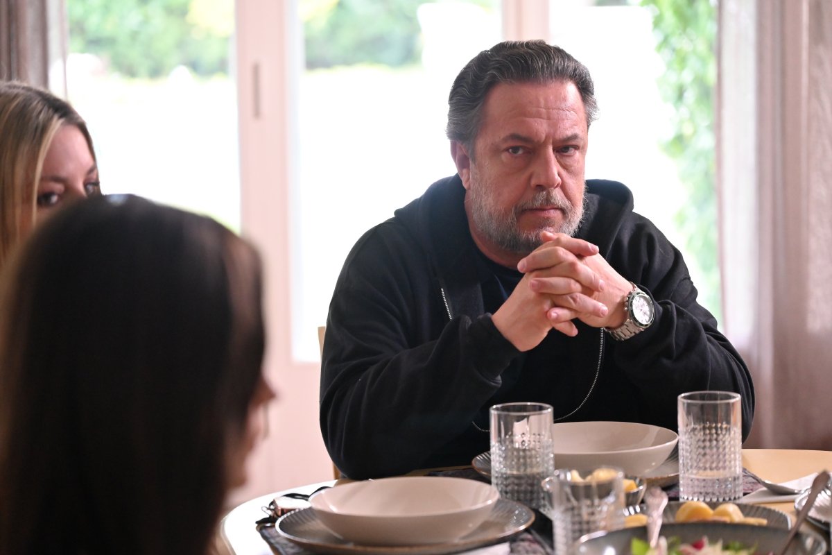 Να μ’ αγαπάς 26/3: H Νικαίτη εκβιάζει τον Θεόφιλο με ένα επικίνδυνο μυστικό