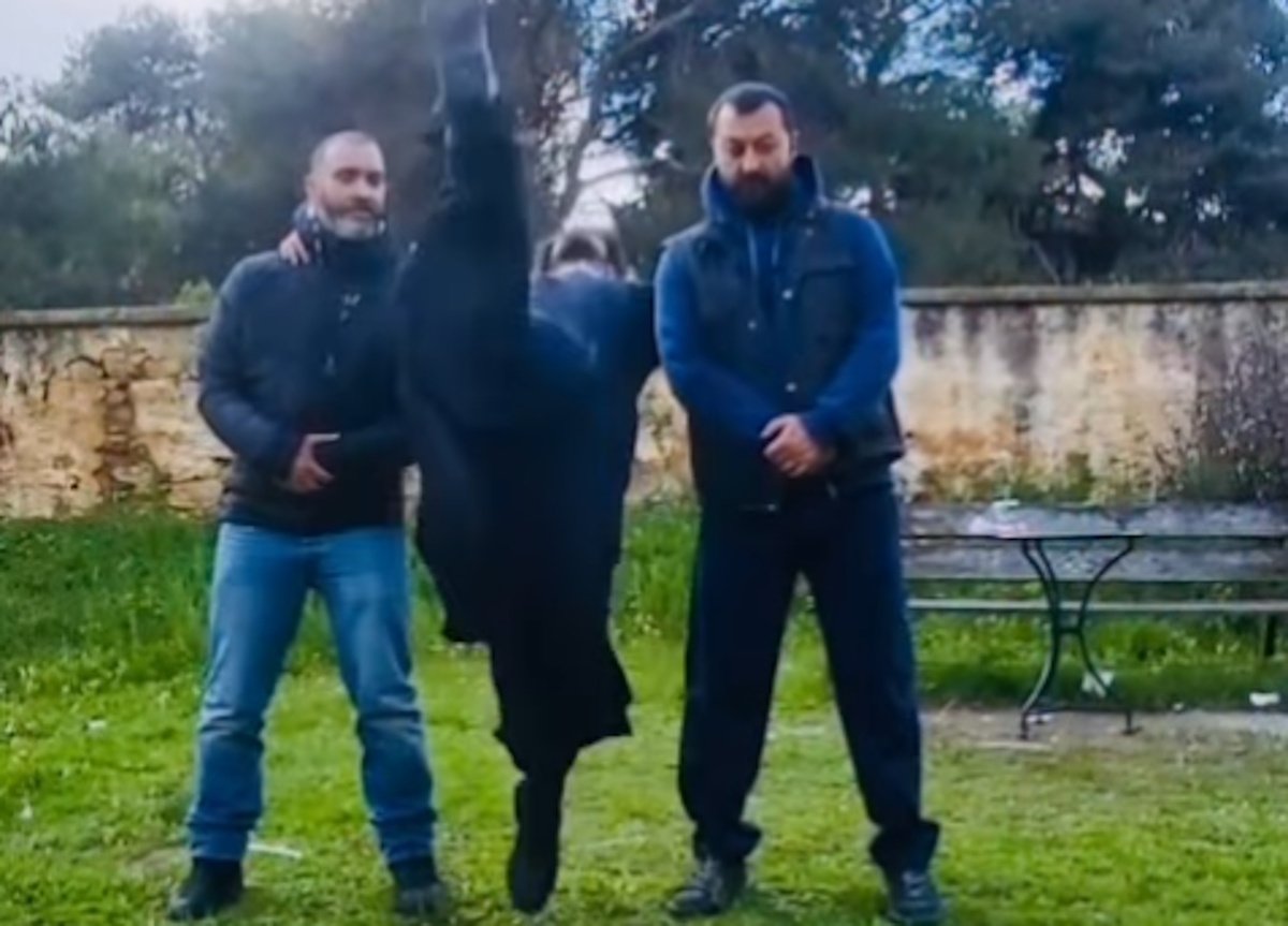 Άγιος Έρωτας: Το απίθανο ανάποδο σάλτο του πατρός Νικολάου – «Πάνω κάτω κι εγώ»